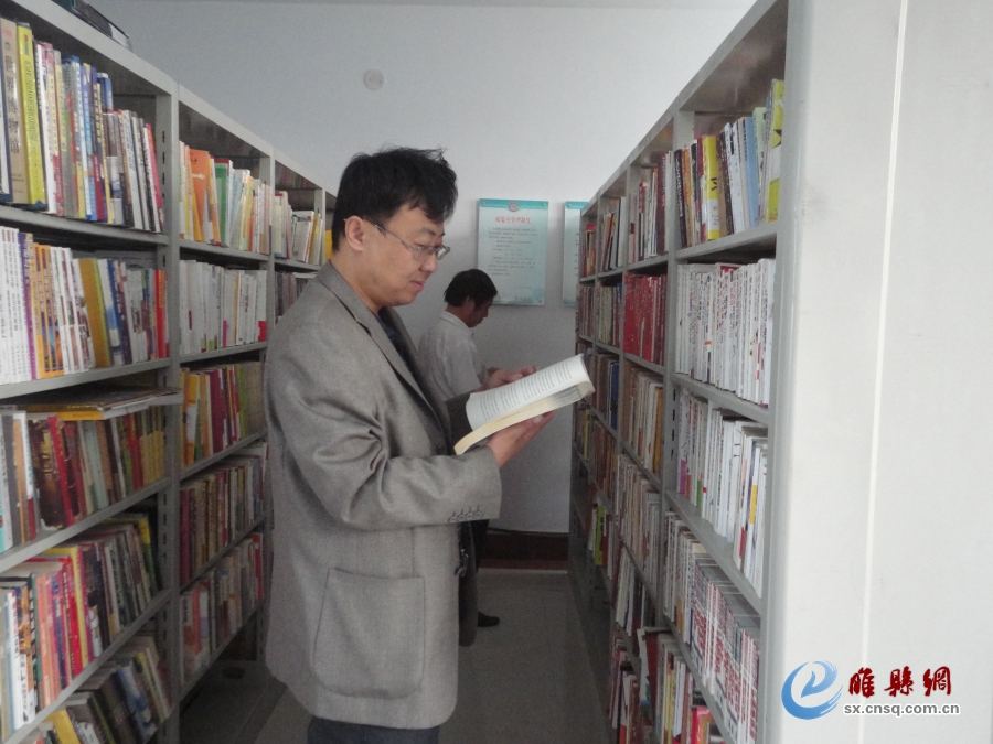 局领导带头开展读书学习活动.jpg