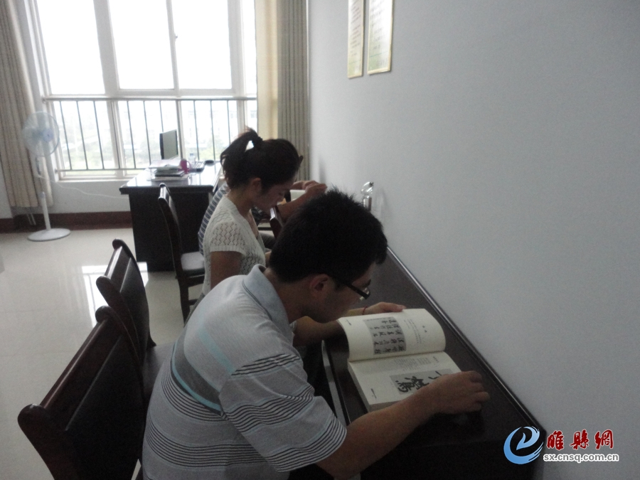 局干部职工在阅览室学习充电.jpg