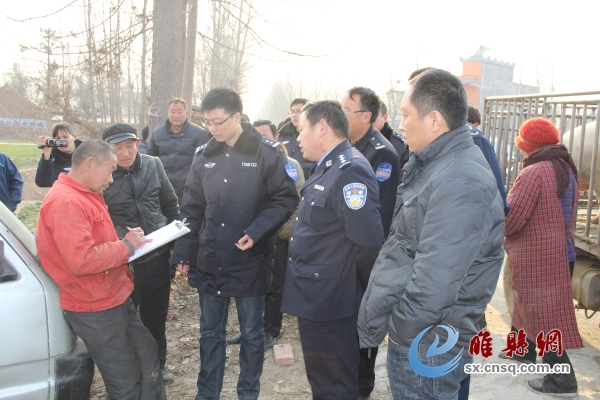 执法人员向老百姓讲解相关法律法规.jpg