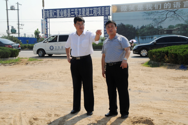 县委常委、宣传部长徐家修在城郊乡检查指导省级卫生城创建工作.jpg