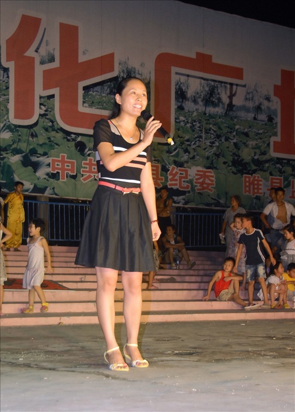审计职工家属演唱《妻子》.JPG