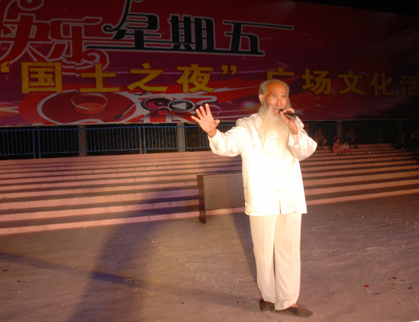 七旬老大爷现场演唱《下位去劝一劝贵妃娘娘》.JPG