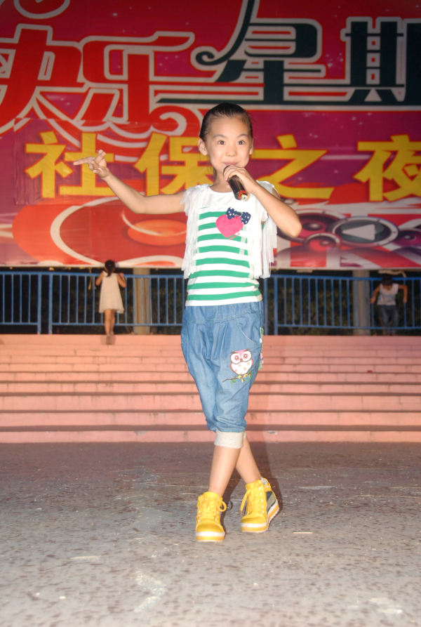 蒋文涵在表演豫剧《花打朝》选段.JPG
