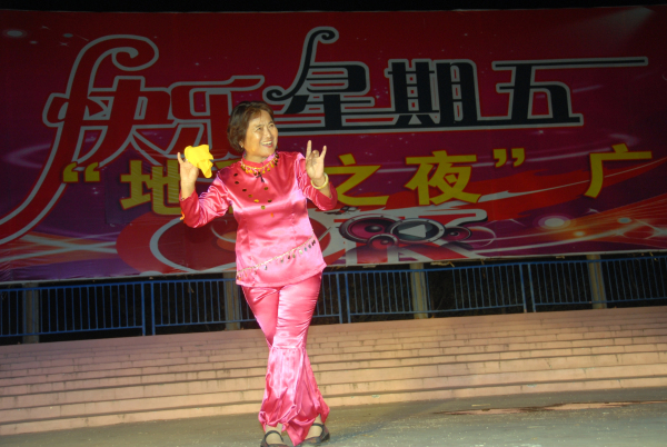 群众演员表演的曲剧选段.jpg
