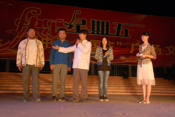 电视剧《痴情为谁》剧组部分演员到场与观众联欢.jpg