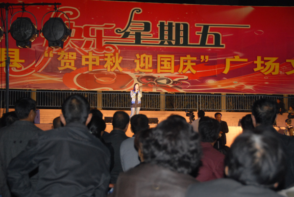 《痴情为谁》剧中女二号夏梦的扮演者演唱《传奇》.jpg