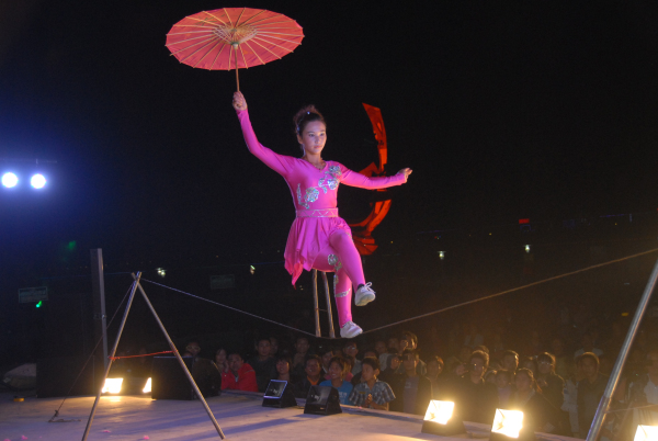 杂技表演1 (1).jpg