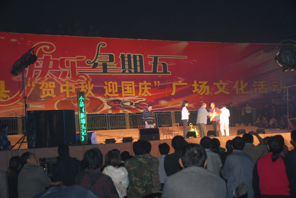 小品《新编墙头记》.jpg