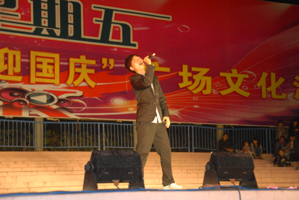 歌曲《红旗飘飘》.jpg
