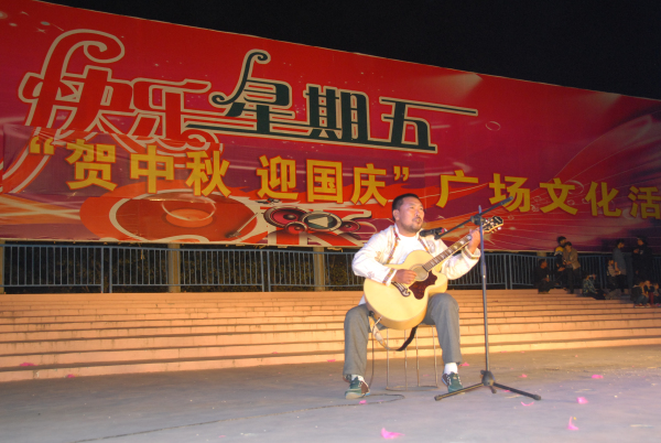 原呼吸乐队主乐手崔大宝表演吉他弹唱《无言》、《雪中的精灵》.jpg