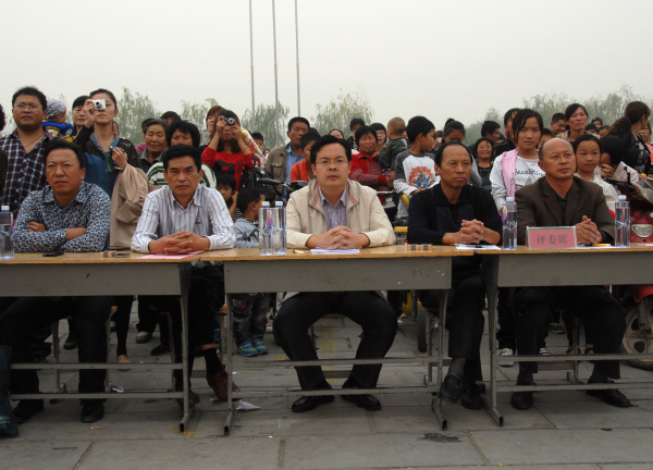 县政府副县长李长领和现场数千名群众一同观看了演出.jpg