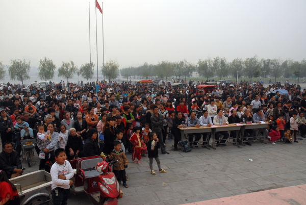 演出现场观众如潮.jpg