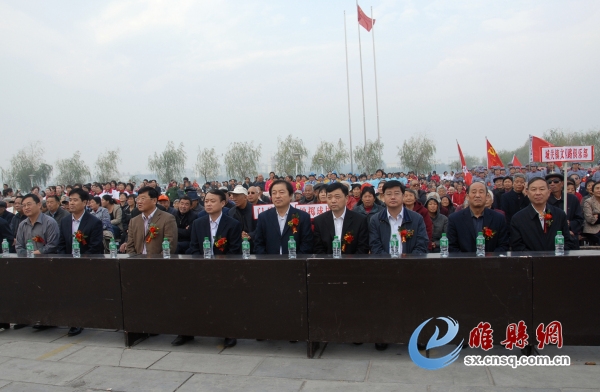 市县领导和现场观众一同观看演出.jpg
