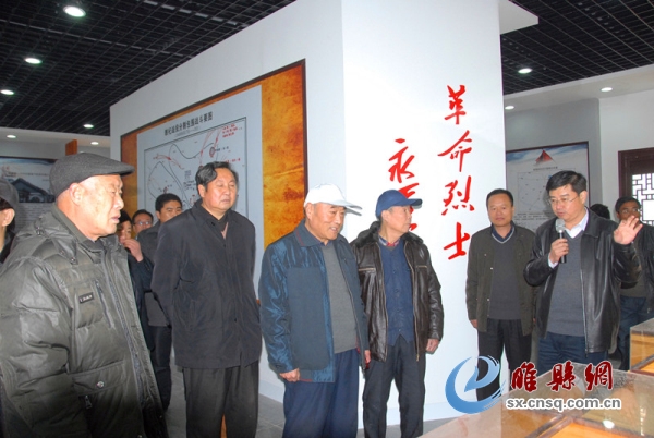 老干部视察展厅.jpg
