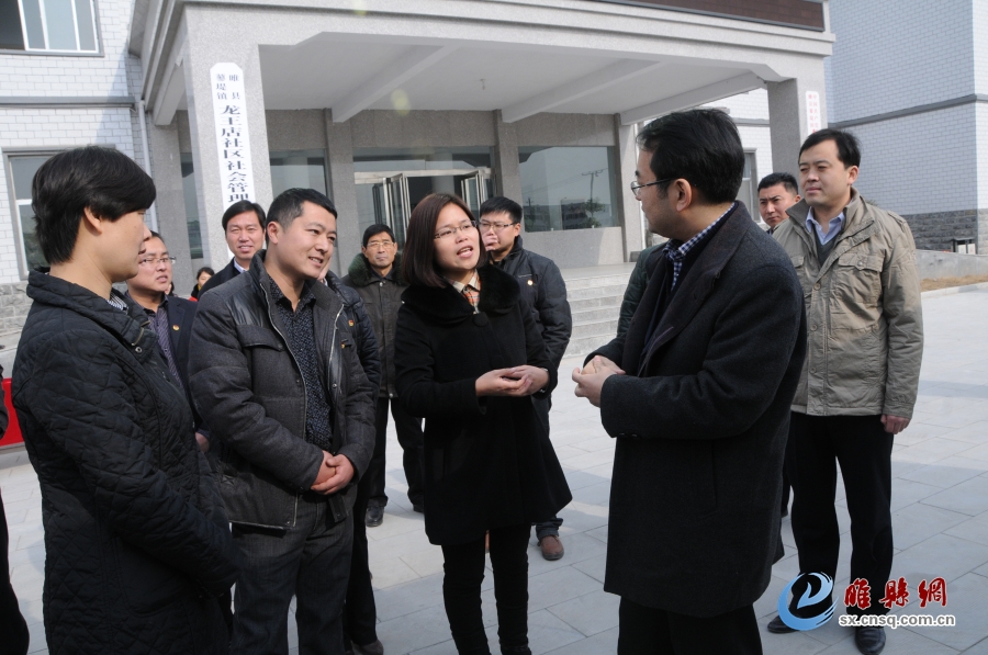 与基层团干部亲切交谈.jpg