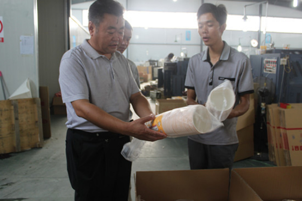 睢县工信局长袁东风在澳兴纸制品厂车间察看_副本.jpg