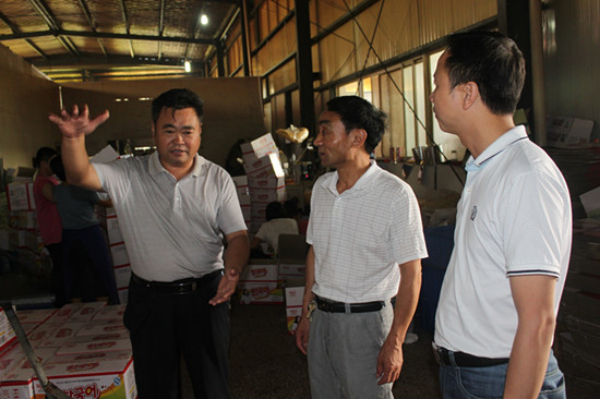 睢县工信局长袁东风在迪亿佳食品车间内与企业负责人交谈_副本.jpg