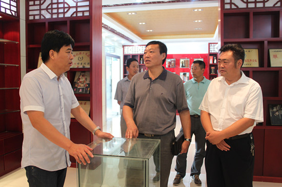 省工业科技行业媒体记者在睢州酒业公司同企业负责人交谈.jpg