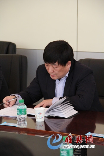 中国银行商丘分行中小企业服务中心主任张东峰为企业介绍银行推出的信贷产品.jpg