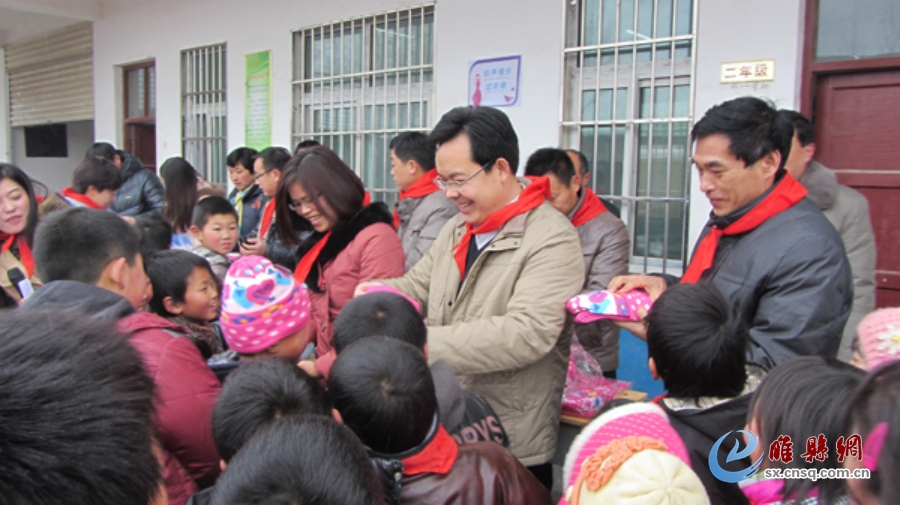 副县长李长领在周堂镇郭营小学活动现场.jpg