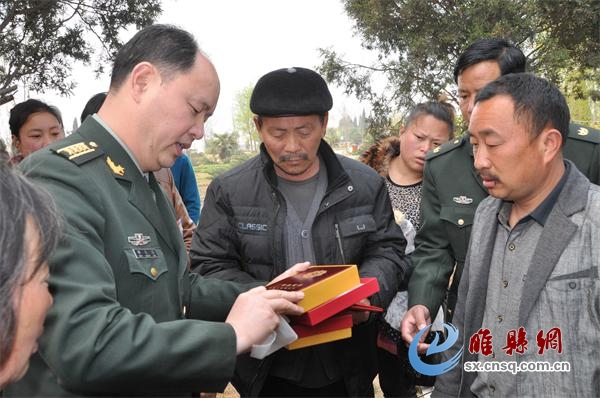 烈士生前所在部队首长向张振威的亲属颁发烈士证书。.jpg