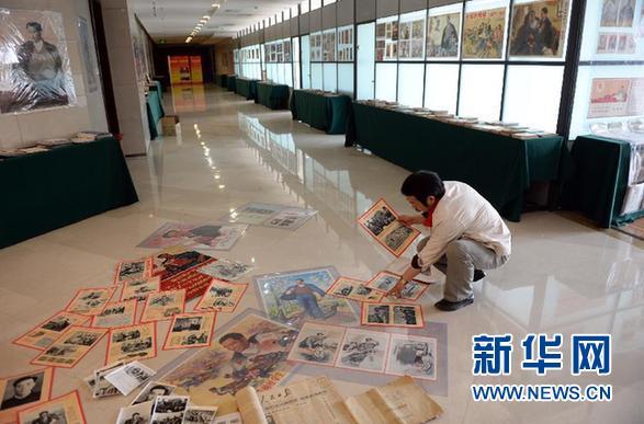 (晚报)(1)郑州一大学老师收藏焦裕禄藏品2000余件