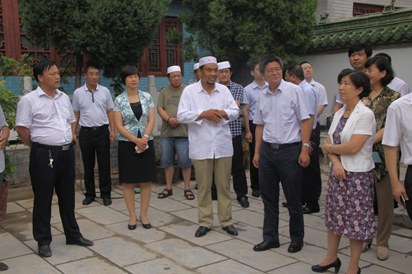 省宗教局长彭亚平,市宗教局长杨月峰,县长吴海燕,县委常委,统战部长