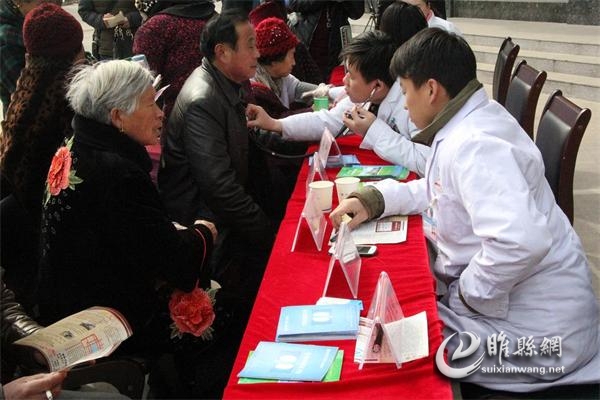 睢县德商村镇银行开展“学雷锋·庆元宵·传知识·送健康 ”专家义诊活动3.jpg
