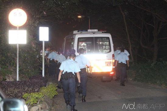警方全城设置路障搜捕绑匪,行动规模之大近年罕见。