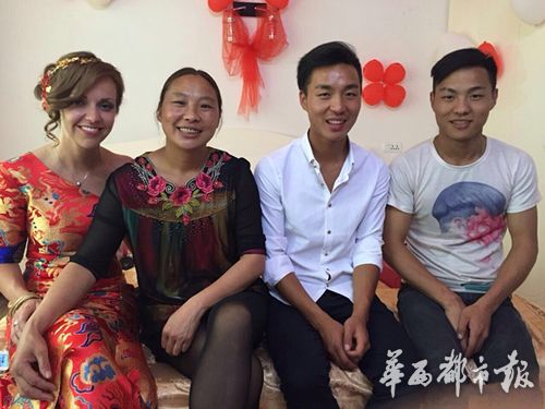 初中学历中国男子追求英国女歌手 带回老家完婚