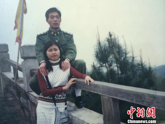 夫妻年轻时的合影。 陈燕翻拍摄