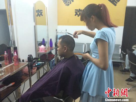 前妻在帮李峰辉打理店面。 陈燕摄
