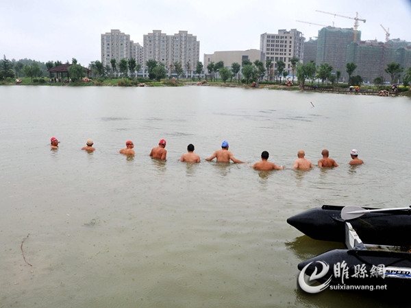 6月24日,睢县水上义务救援队的队员们在开封市杞县东湖对溺水者展开救援。_副本.jpg