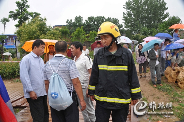 队员们与相关当事人简单了解了溺水者入水时间、位置。 (1)_副本.jpg
