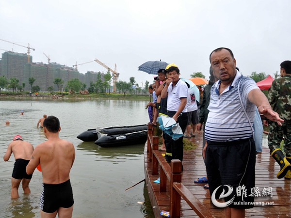 十名队员裹风冒雨,脱衣跳入又深又凉的湖水中。_副本.jpg