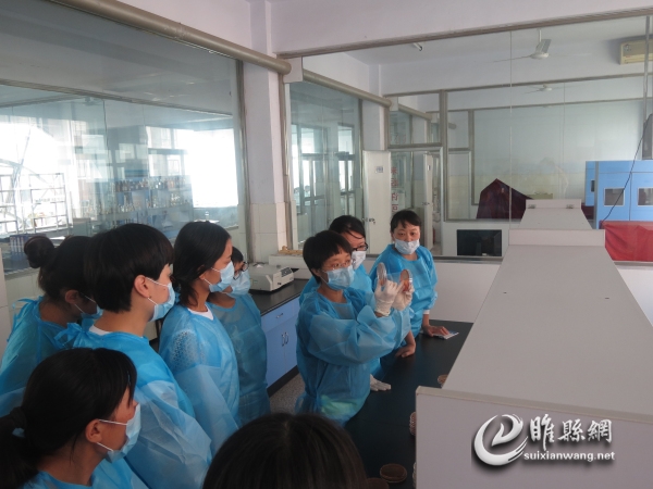 参会人员在睢县疾控中心实验室参观学习.jpg