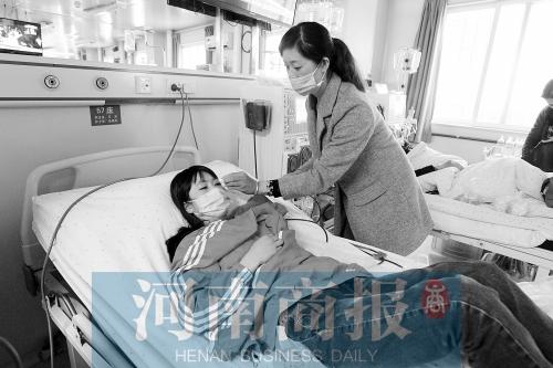 15岁女孩得尿毒症 家人卖房欠30万哥哥辍学打工