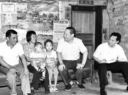 探访广西贫困村:77岁村民与猪同处一室(图)
