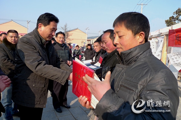 3 潮庄镇党委书记罗诗勇、镇长曹书昌为获奖者颁奖_副本.jpg