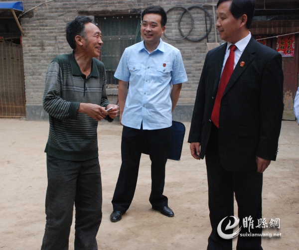 图为睢县法院院长王光华在困难群众王志明家中了解家庭情况(1).jpg