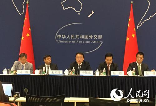 外交部就习近平主席主持二十国集团领导人第十一次峰会举行中外媒体吹风会 (人民网记者 杨牧摄)