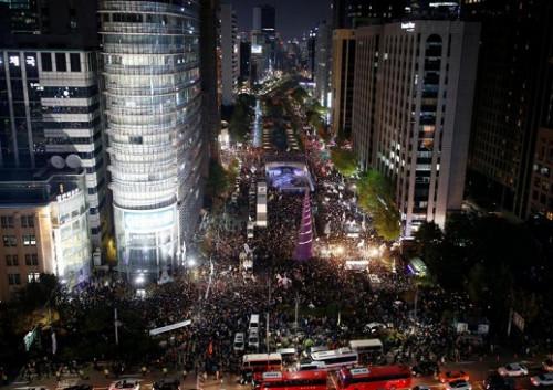 韩国民众29日参与在首尔广场举行的抗议集会,要求总统朴槿惠下台。