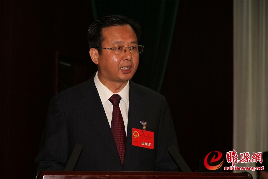 睢县人民政府县长曹广阔向大会作政府工作报告
