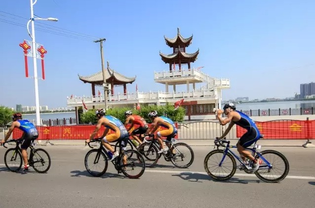 进入自行车赛段,伴着沿路睢县风光,选手们奋力向前.jpg