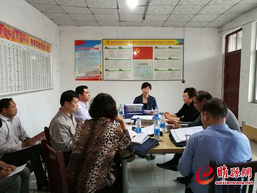 吴书记河堤调研.jpg