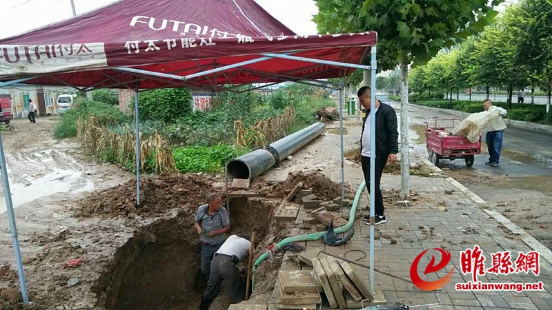 住建局中心大街与复兴路交叉口DN315自来水管网冒雨抢修_副本.jpg