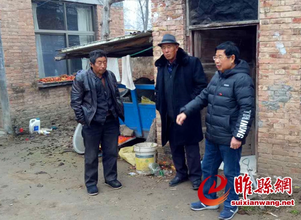 县政府党组成员滑业勋在董店刘阁村入户_副本.jpg