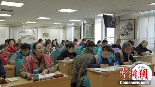 孤独老人每天77公里上老年大学:学英语是为孩子