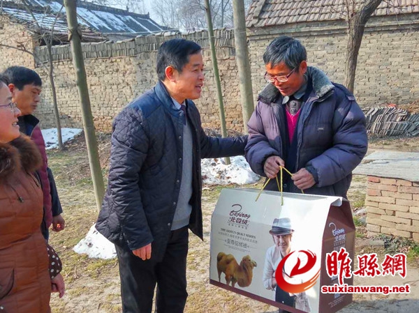 县政协副主席郭爱民到周堂镇乔寨村慰问贫困户_副本.jpg
