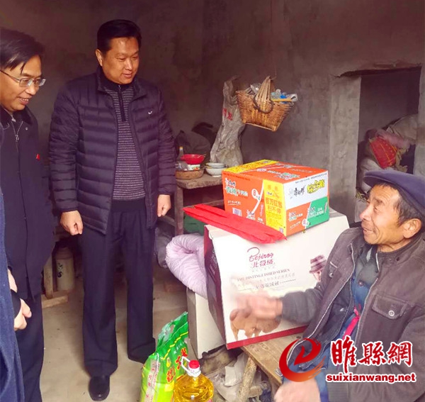 刘德银副县长到胡堂乡东郭店村慰问贫困户_副本.jpg